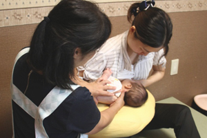 半田市のかとう助産院での母乳相談・育児支援の様子